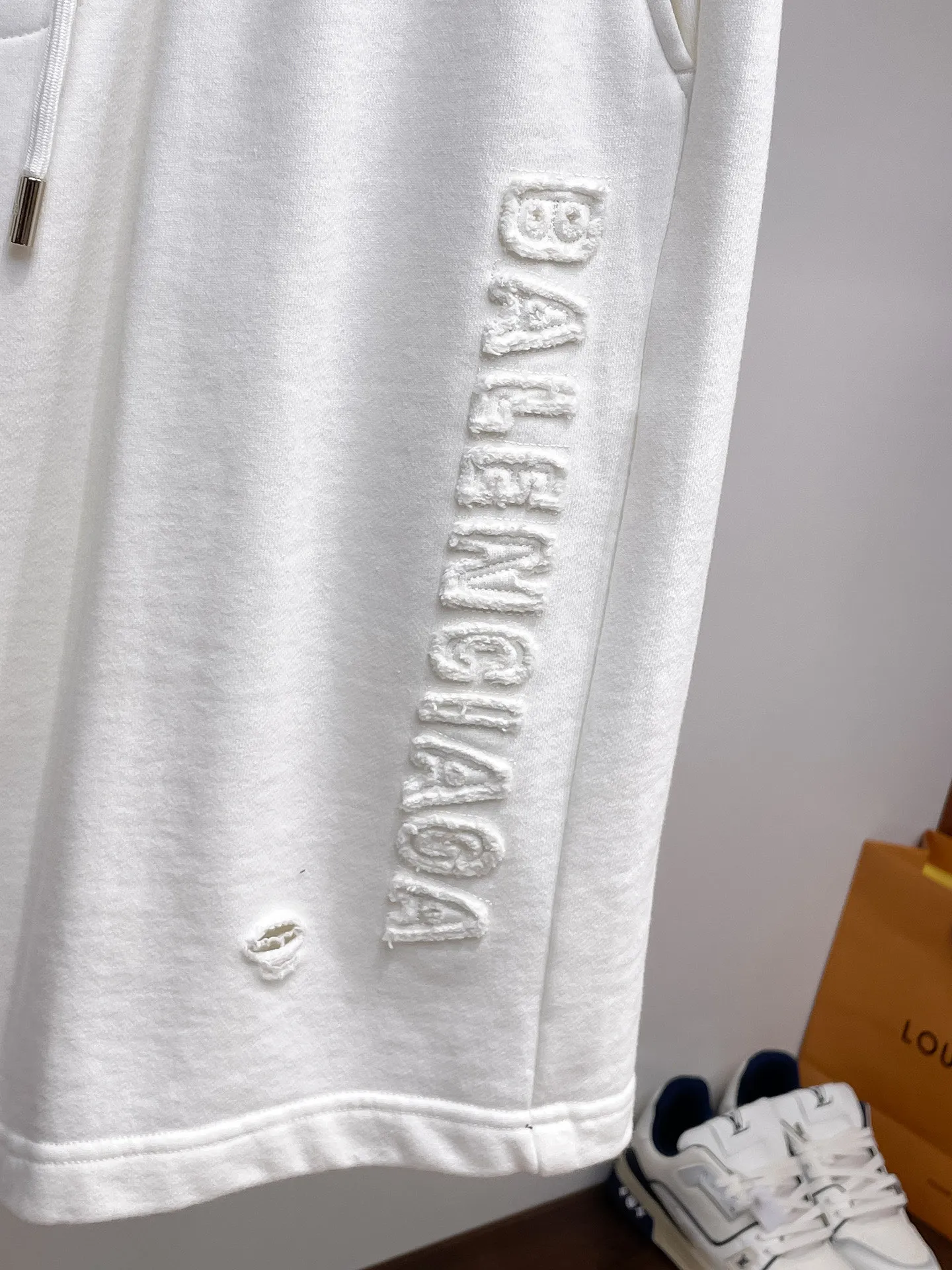 Balenciaga's three-standard complete 2026 summer New Arrival men's casual shorts, advanced custom-made Breathable fabric, Breathable fabric, extremely stretchy and comfortable, impeccable details, top-grade accessories, original logo design concept, delicate and soft feel! The upper body fit is awesome! Size: M-XXXL Please state your height and weight when ordering
